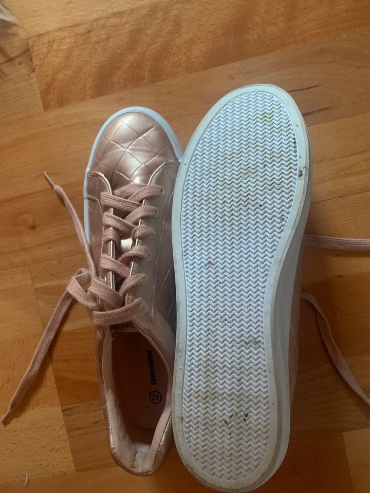 Goldfarbene Sneaker von Deichmann 42 in Villingen-Schwenningen