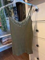 Only Spaghetti-Top mit Häkelspitzenausschnitt khaki Gr. M Bayern - Augsburg Vorschau