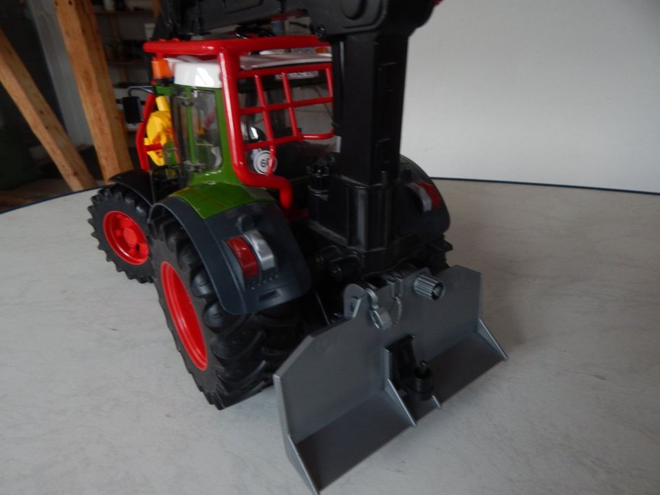 Bruder Fendt Traktor 936 mit Anhänger, Doppelwinde, Ladekran, in Kirchhundem