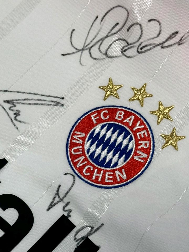 FC Bayern Trikot Triple XXL Saison 2013 signiert von kompletter M in Kemnath