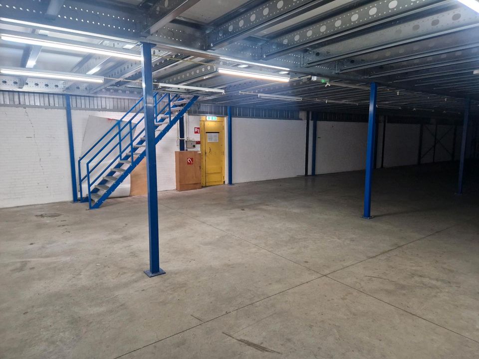 660m2 Lagerbühne mit 2 Treppen, Handläufen, Holzbodenplatten in Hamburg