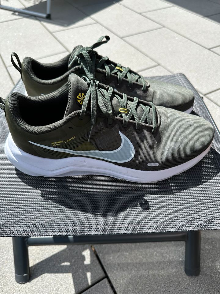 Nike Downshifter 12 grün/weiss Sneaker Sportschuhe in Hofheim am Taunus