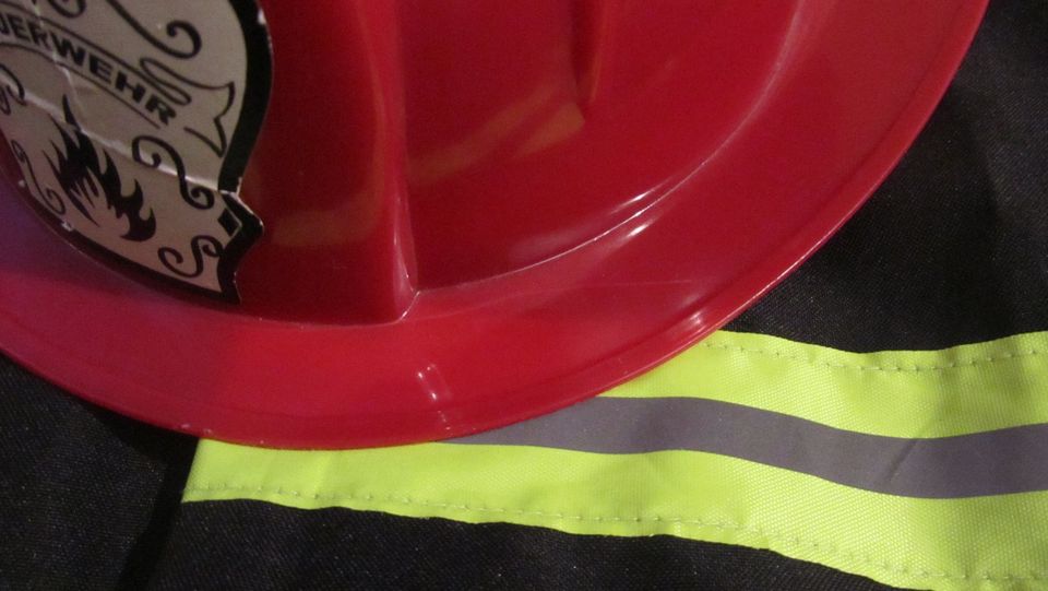 Feuerwehrkostüm mit Helm in Gr. 116 9 € in Bielefeld
