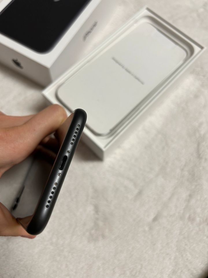 Apple IPhone 11 • (sehr) gut • Black • 64 GB + Zubehör geschenkt in Unterschleißheim