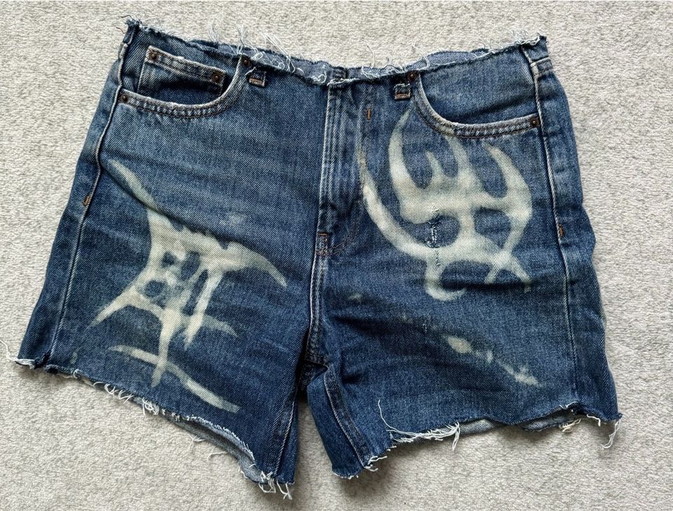 y2k cropped denim shorts mit bleach print in Kirkel