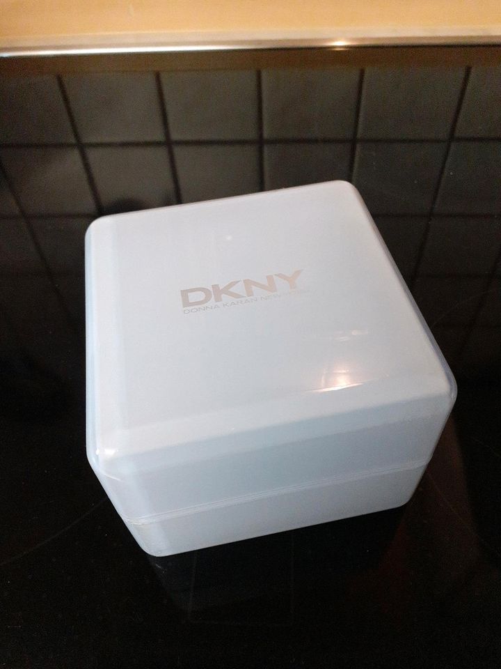 DKNY Box uhrenbox weiß kunststoff in Ihringen
