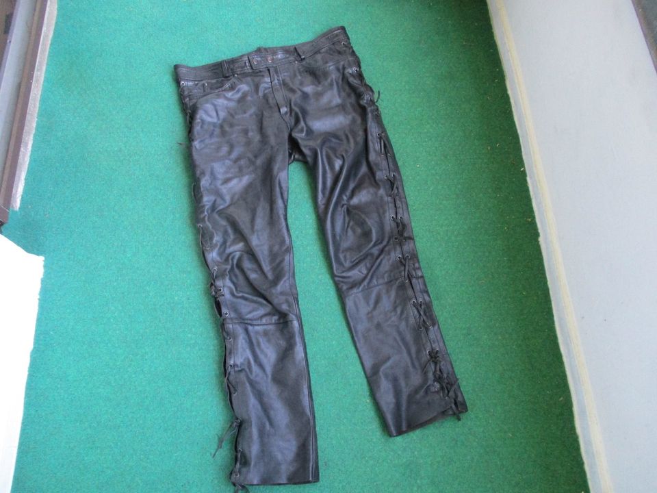 biete schwarze  Lederhose zum Kauf an in Berlin