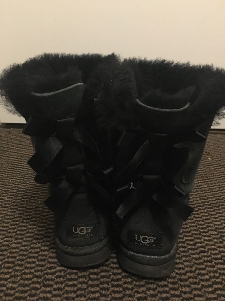 UGG Australia schwarze Echt-Lammfell-Stiefeletten Gr. 38 in München