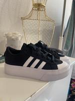 Adidas Sneaker in schwarz mit Absatz Plateau Berlin - Hellersdorf Vorschau