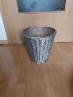 Rattan Korb in Silber Farbe in guten Zustand. Nordrhein-Westfalen - Krefeld Vorschau