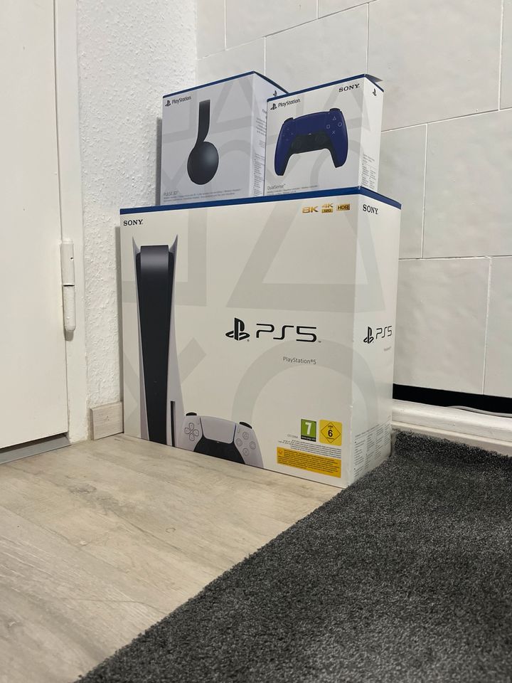 Playstation 5 Disc Edition mit zwei Controller und PulseKopfhörer in Gießen