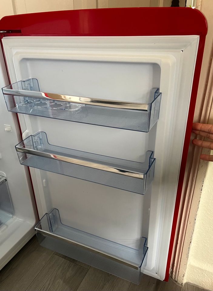 NEU Amica Retro Kühlschrank rot 120l, Neu Kühlschrank rot 120l in Groß Oesingen