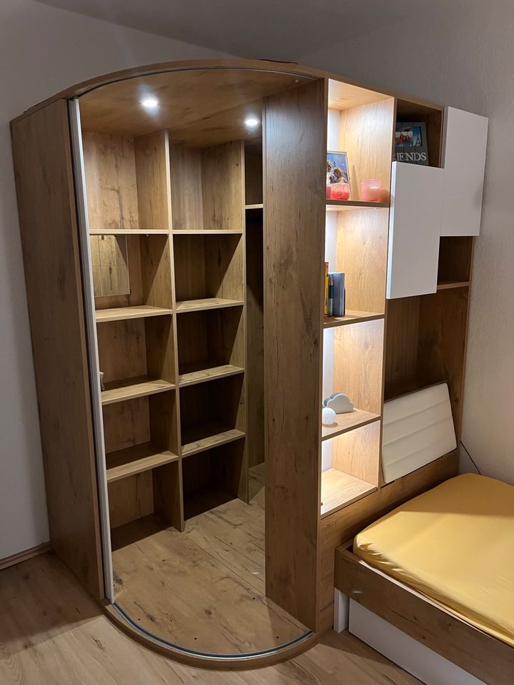 Kleiderschrank begehbar + Bett mit Bettkasten in Anklam