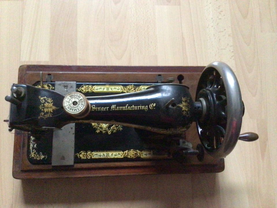 Alte Singer Nähmaschine mit Hutabdeckung in Mettlach