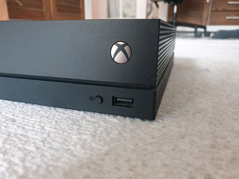 Xbox One X  1TB+Spiele+Controller in Altenholz