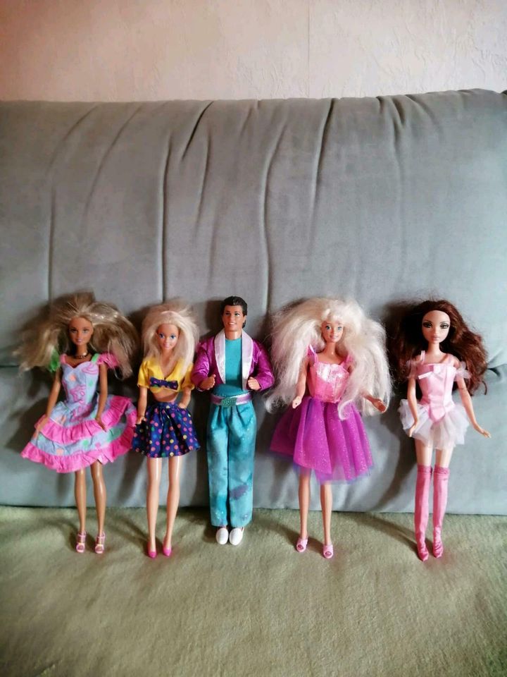 Barbie Puppen Original Mattel 5 Puppen 1 Ken in Dassel