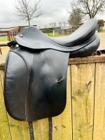 Prestige Hippos Dressage Dressursattel schwarz kurz 17/33 Nordrhein-Westfalen - Voerde (Niederrhein) Vorschau