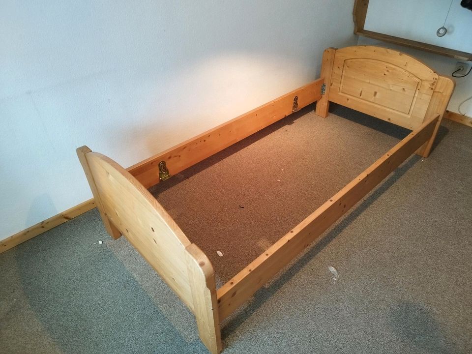 Bett aus unbehandeltem Holz in Bergisch Gladbach