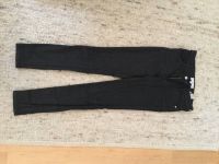 Schwarze leicht glänzende Hose in Jeansform von Mango Gr.34 Bayern - Erdweg Vorschau