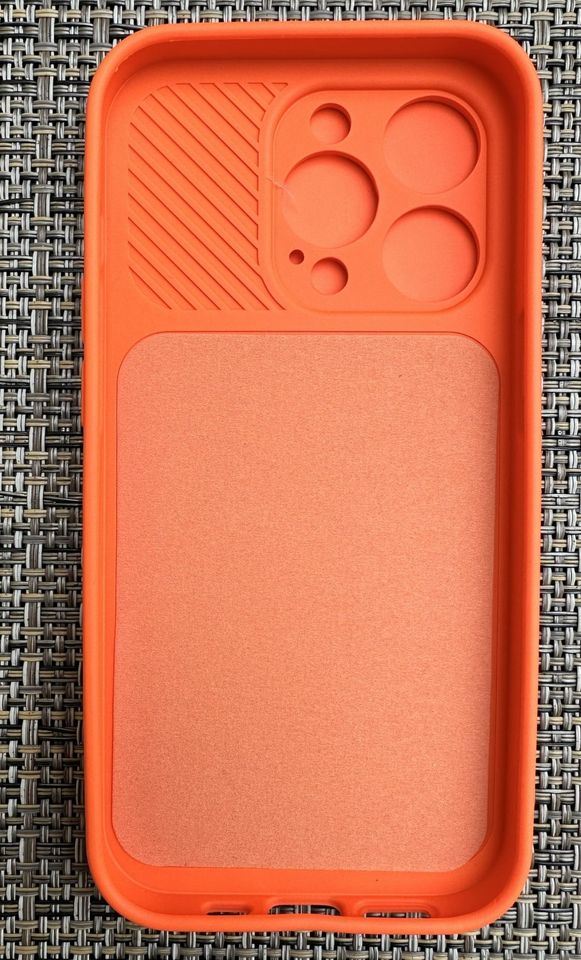 NEU: Handy Hülle Liquid Silicon orange gefüttert für IPhone14Pro in Berlin