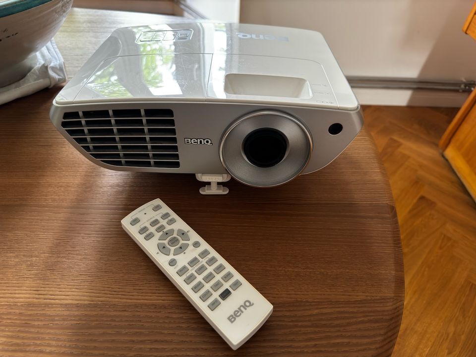 BenQ W1060 Full HD Beamer / Projektor mit Fernbedienung in Berlin