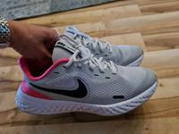 Nike Schuhe Sportschuhe 38,5 Hessen - Bickenbach Vorschau