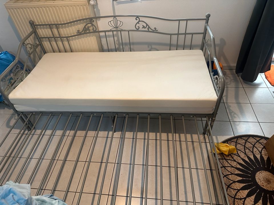 Bett ausziehbar / Bett / Doppelbett in Saarlouis