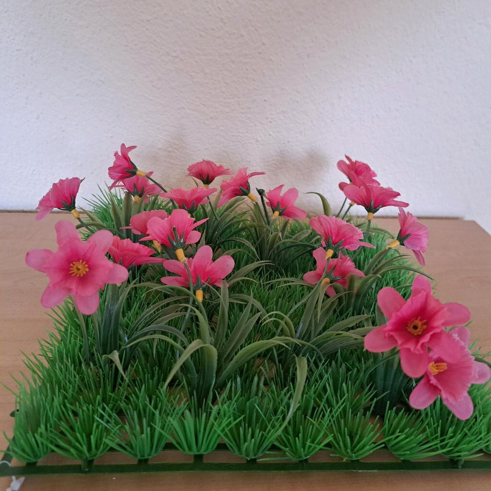 Künstlicher Rasen mit rosa Blumen, Dekoration in Bodenwöhr