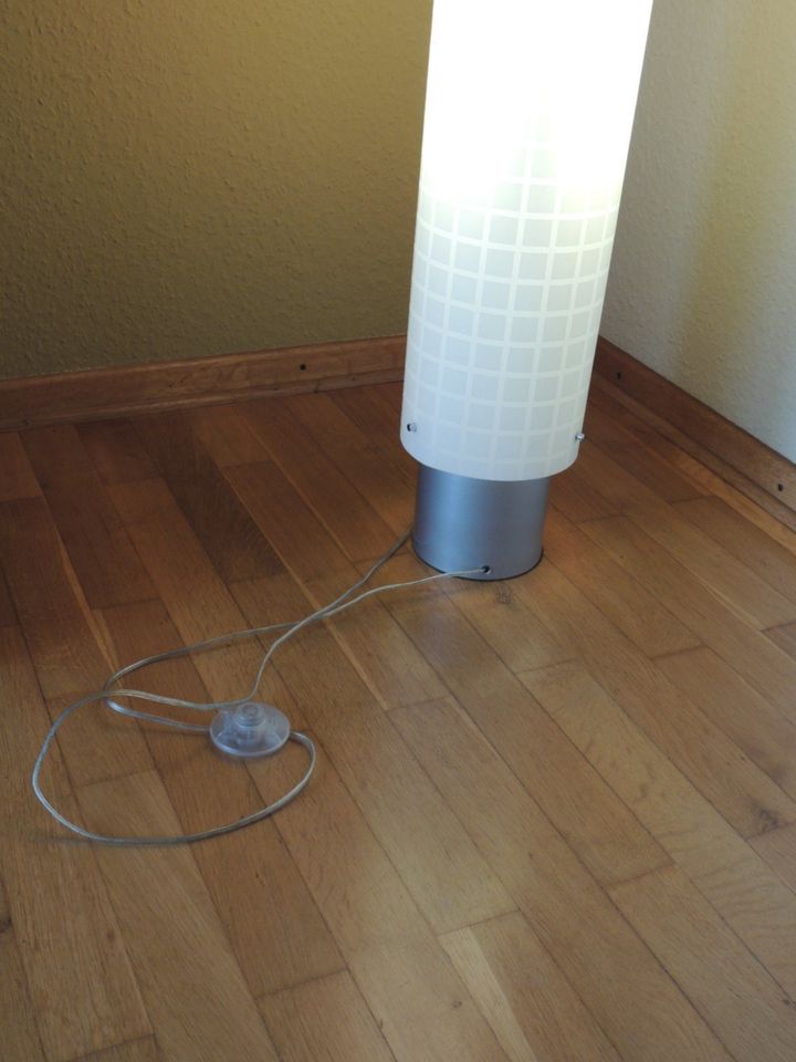 Schöne Lampe - Stehlampe weiß 130 cm hoch rund in Osnabrück