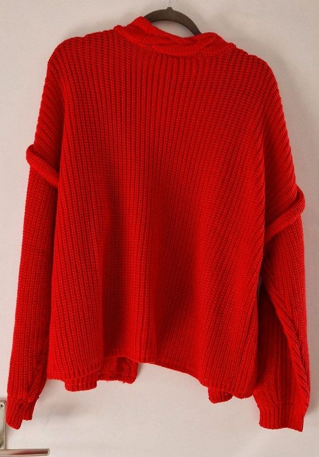 Schöne Strickjacke Rot Nie getragen Zieht Größe 48/50 in Lüdenscheid