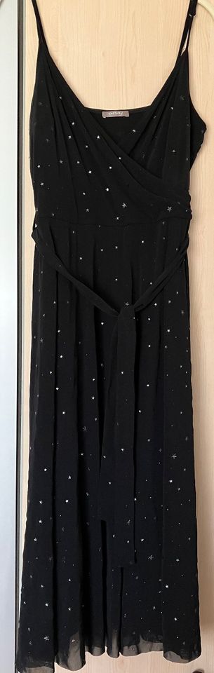 Sommerkleid, schwarz mit silbernen Sternen in Wartenberg