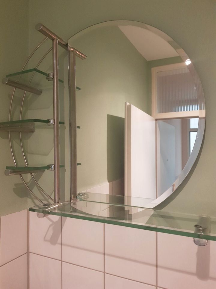 Badezimmerspiegel mit Glasregal in Wolnzach