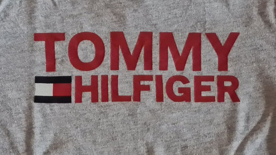 Tommy Hilfiger T Shirt Gr.110 in Wanfried