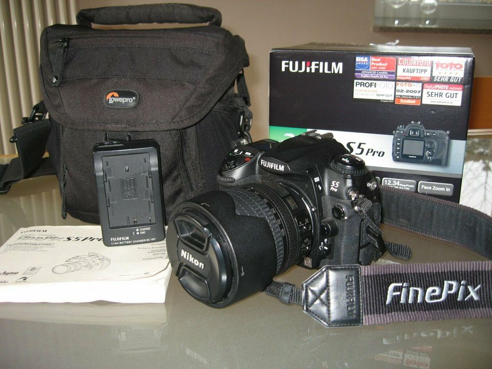 Fujifilm FinePix S5 Pro Spiegelreflexkamera mit Objektiv Nikon in Bonn