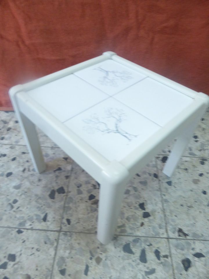 Kleiner weißer Couch Tisch Beistelltisch Kacheltisch Vintage in Neuenrade