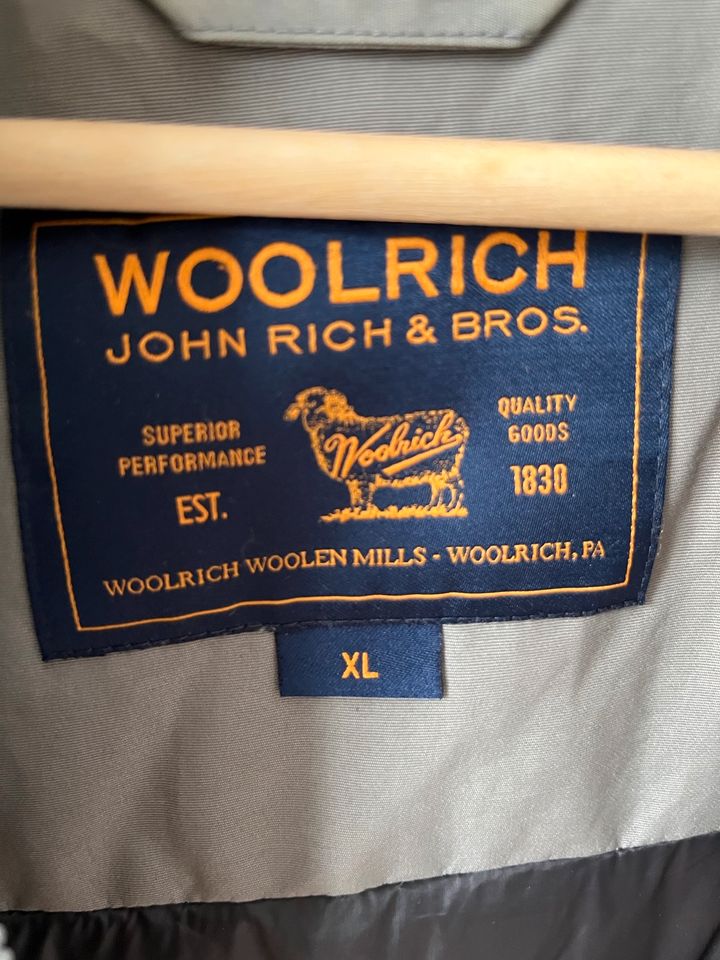 Woolrich Daunen-Parka Gr. XL (42) - Grau in Frankfurt am Main