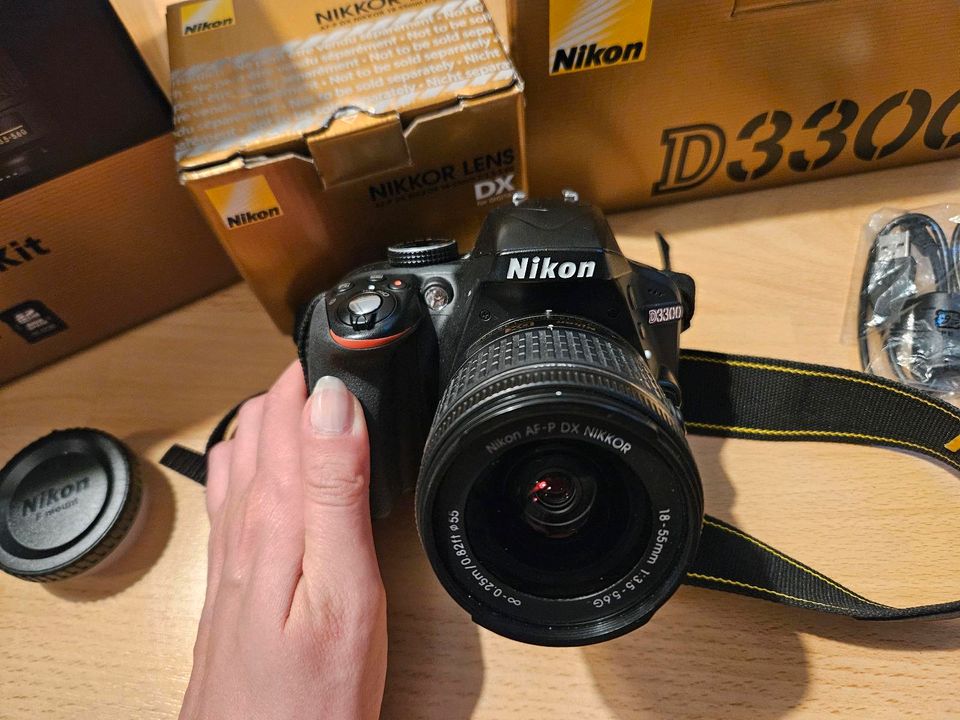 Kamera Nikon D3300 AF-P 18-55 Kit Fernauslöser Objektiv Stativ in Leipzig