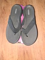Skechers Zehentrenner in Größe 40   Schwarz     Neu Niedersachsen - Burgwedel Vorschau