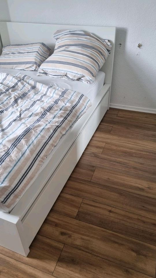 140×200 Malm Ikea Bett mit Lattenrosten und 2 Schubladen in Duisburg