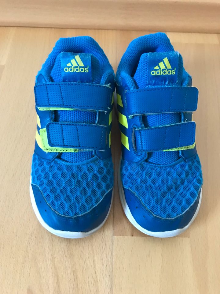 Adidas Original Sneaker mit Klettverschluss in Gießen