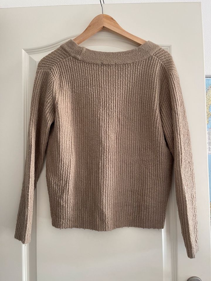 Schöner beiger Strickpullover mit V Ausschnitt Gr XS in Henstedt-Ulzburg