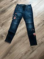 Jeans edc mit Blumenmuster Berlin - Hohenschönhausen Vorschau