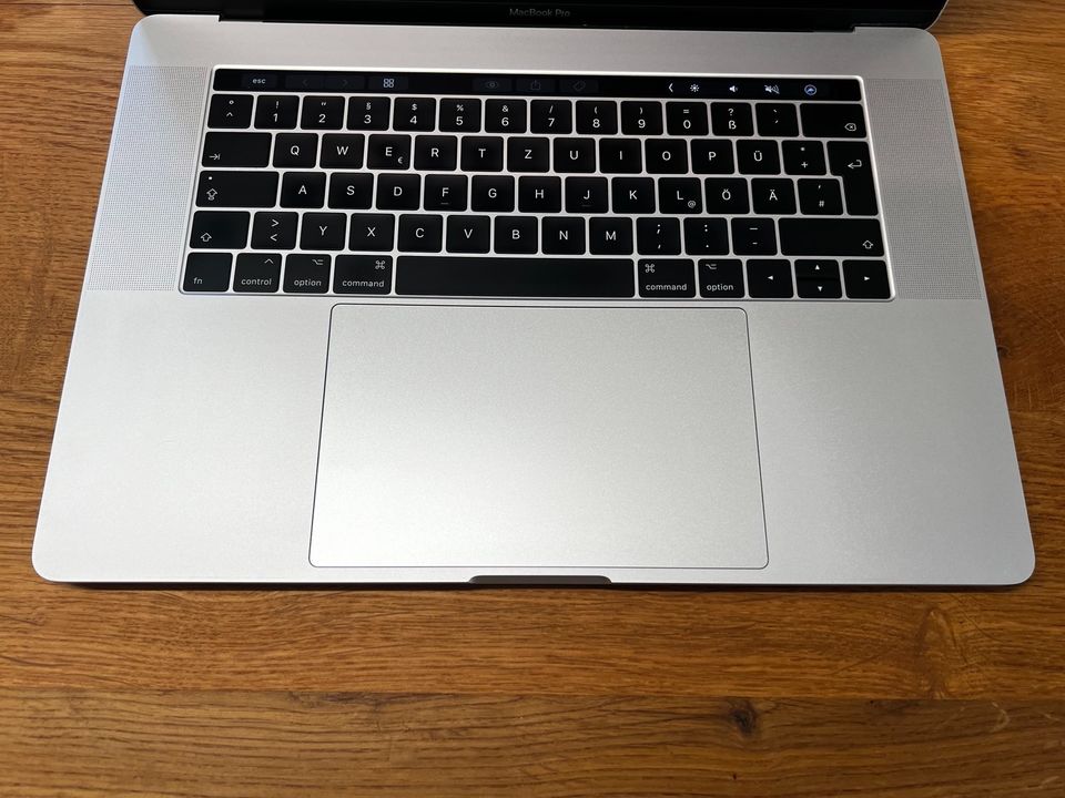 MacBook Pro 2016 15,4" | TouchBar| i7 2,7GHz | 16GB RAM | 512GB in Untergriesbach