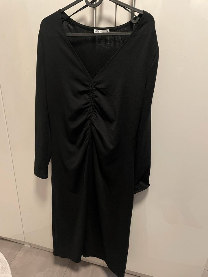 Kleid Zara schwarz elegant Damen M in Berlin
