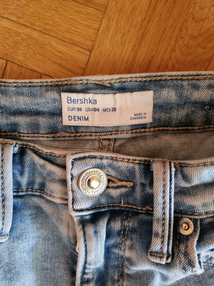 Jeans von Bershka Gr. 36 in Ottenhofen