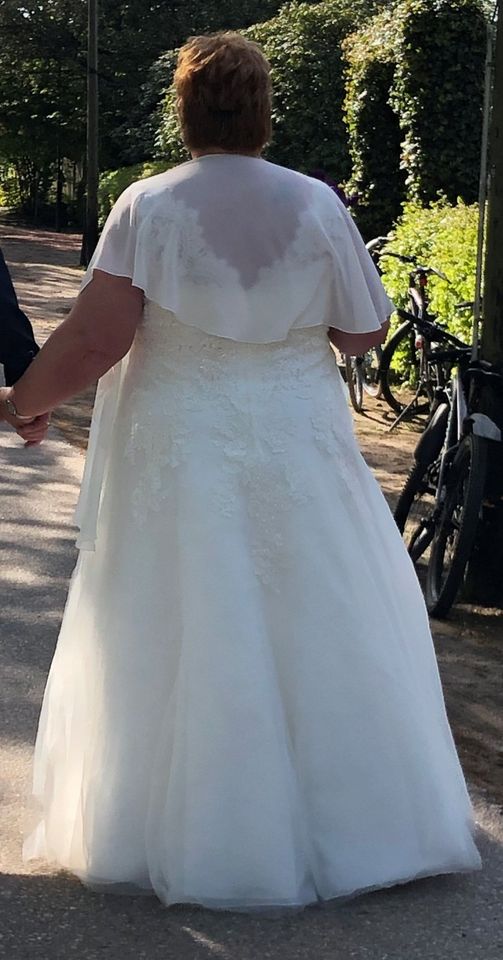 Brautkleid - Tres Chic - Gr. 54/56 mit Reifrock und Schultertuch in Barmstedt