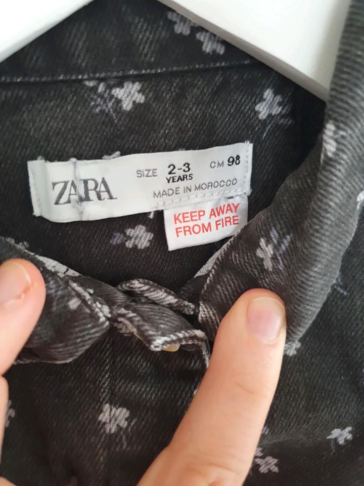 Schwarzes Hemd / Overshirt von Zara mit Blumen Gr. 98 in Füssen