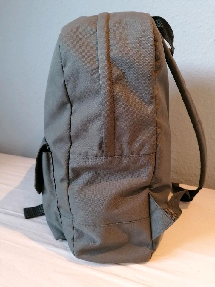 Rucksack grau Tagesrucksack Schulrucksack Tasche Laptopfach in Fronreute