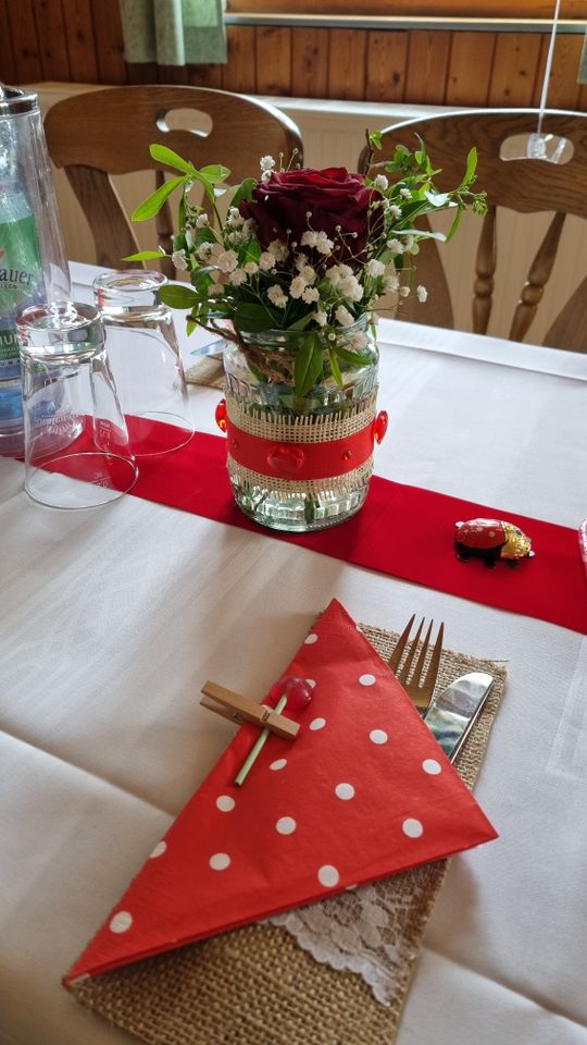 Tischdeko Hochzeit Geburtstag Vasen Flaschen Bestecktaschen Band in Wilkau-Haßlau