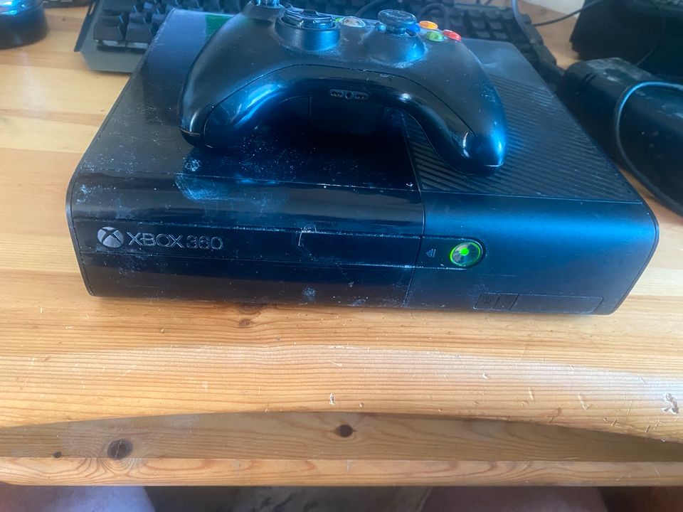 Xbox 360 mit Spielen und Controller in Beelitz